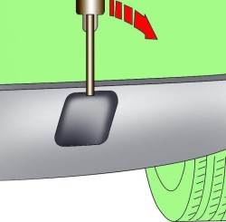Снятие заглушки в правой нижней части заднего бампера