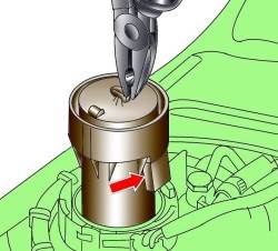 Извлечение датчика уровня топлива и расположение электрического разъема