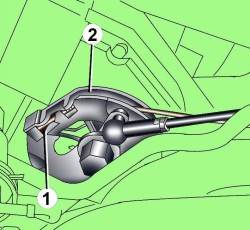 Крепление наконечника троса акселератора (1) к рычагу (2) привода дроссельной заслонки