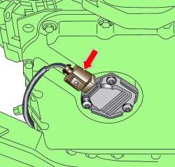 Расположение электрического разъема датчика уровня моторного масла