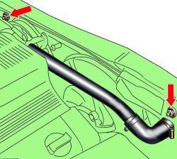 Расположение гаек верхнего крепления к передней поперечине и хомута крепления шланга к радиатору