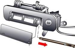 Снятие крепежной полоски накладки ручки двери