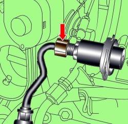 Расположение соединительной гайки крепления топливопровода к регулятору давления