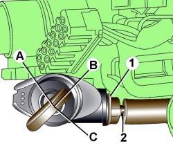 Положения ключа (А, В, С) при снятии замка зажигания и расположение рычага (1) и троса (2) замка зажигания